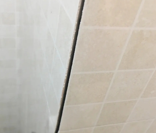 萨迦瓷砖空鼓维修公司分享阳台瓷砖脱落的修复过程可以分为以下几个步骤