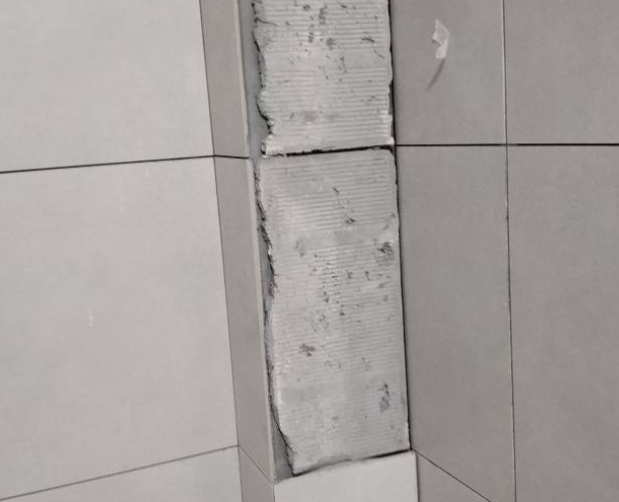 萨迦瓷砖空鼓维修公司分享下瓷砖施工前基层浇水润湿程度不足，可能导致以下问题
